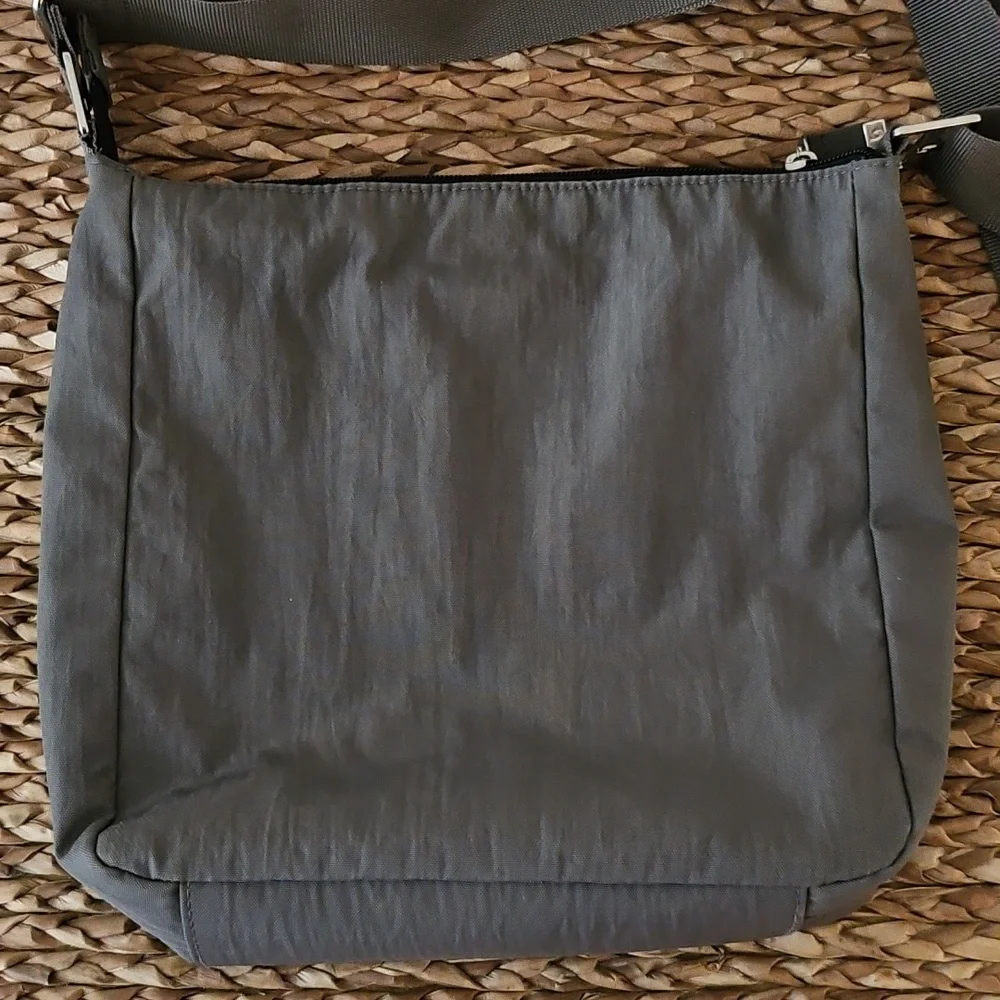🎉HP🎉 Baggallini Charcoal Crossbody Bag - Picture 3 of 7